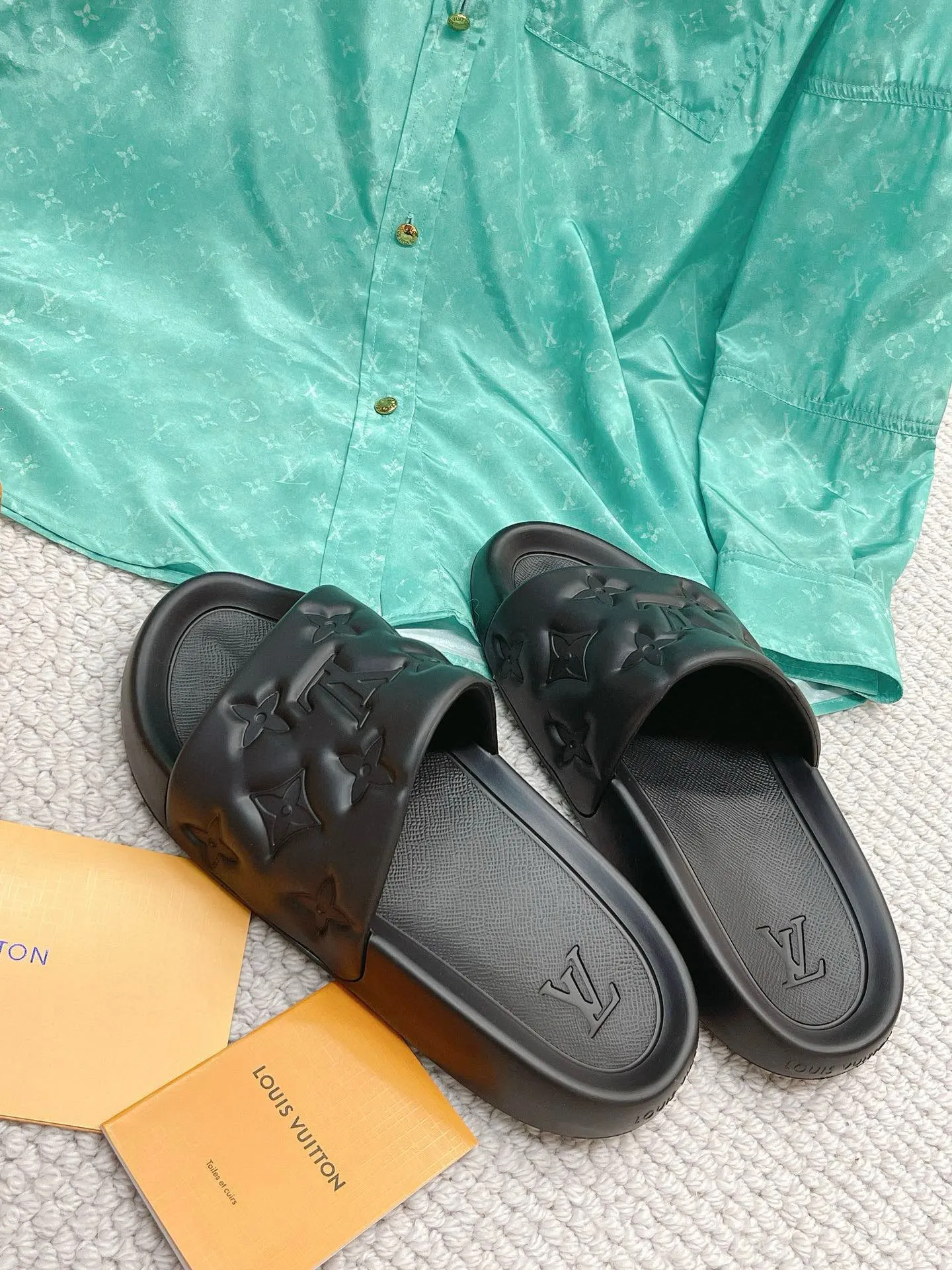 Factory price: 260💰【𝐋𝐕 Slippers】▪️Shoe size: Men's 38-45 ▪️Packaging: Counter top quality~original packaging 𝟐𝟎𝟐3 Louis Vuitton counter's new embossed slippers, L's monogram embossed slippers, Waterfront sandals are back, the upper buckle is embossed with LV's iconic Monogram pattern. Made of waterproof rubber with a comfortable and resilient insole. The lightweight, flexible outsole is embossed with the Louis Vuitton logo. ▪️Fabric: Original molded rubber foam surface ▪️Technology: embossed logo ▪️Sole: Original molded rubber foam outsole ▪️Sole thickness: 3CM.